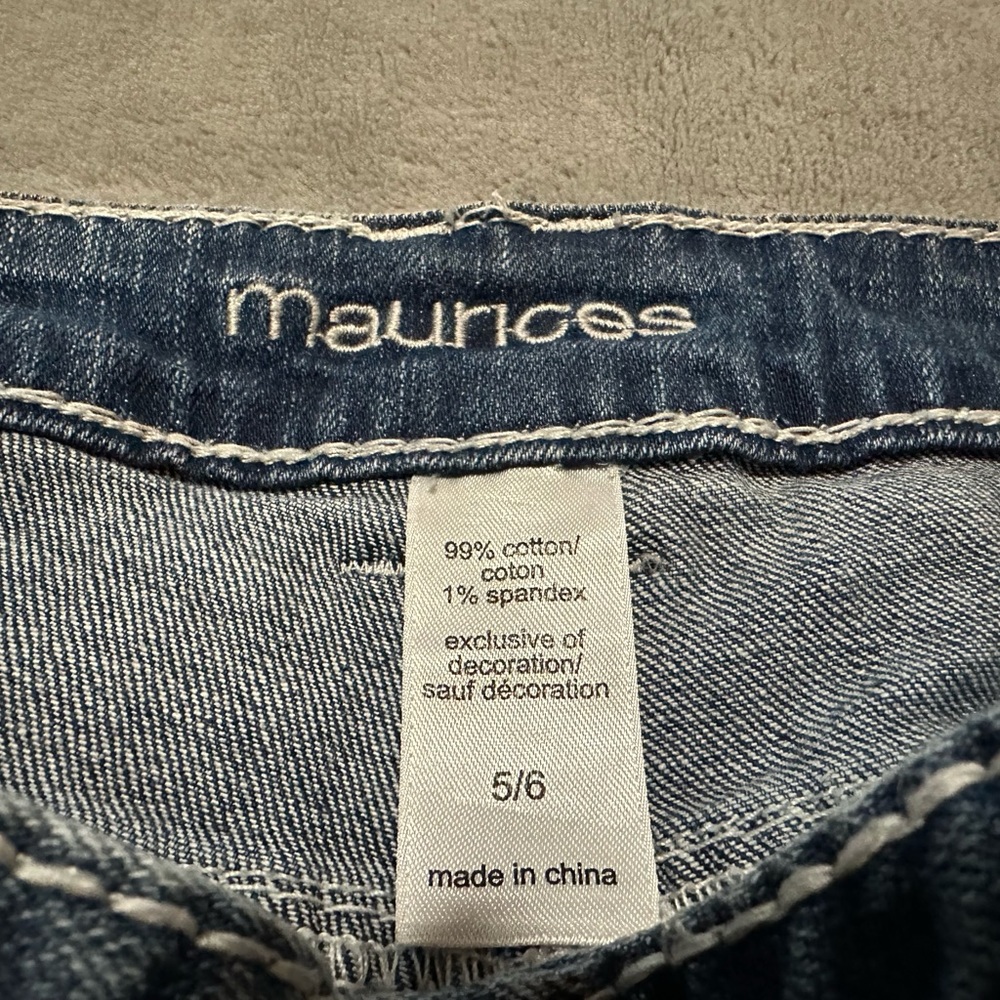 Maurices 5/6 Distressed Medium Blue Wash Denim Embroidered Pocket Women's Shorts - Picture 5 of 9